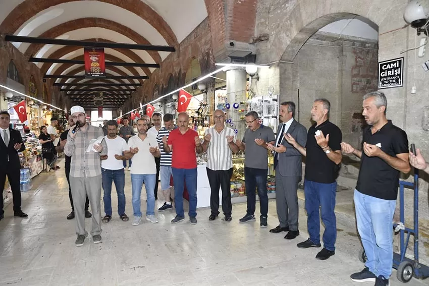 Edirne Valisi Sezer esnafın tarihi çarşıdaki bereket duasına katıldı