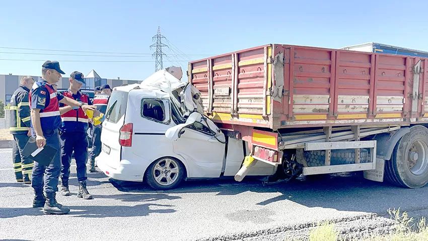 Tekirdağ’da hafif ticari araçla tırın karıştığı kazada 1 kişi öldü, 1 kişi yaralandı