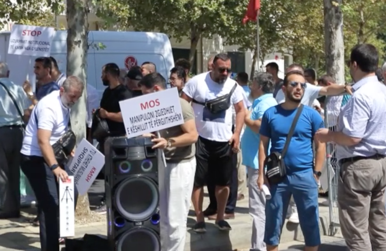 FETÖ’ye yakınlığıyla bilinen Arnavutluk İslam Birliğindeki seçim usulsüzlüklerine karşı eylem yapıldı