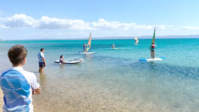 Saros Körfezi’nde windsurf eğitimleri sürüyor