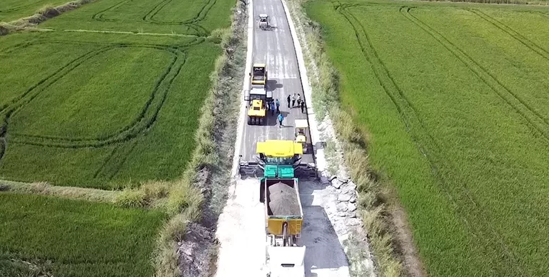 Edirne’de bazı köy yollarında uzun ömürlü ve dayanıklı beton yol kullanılıyor