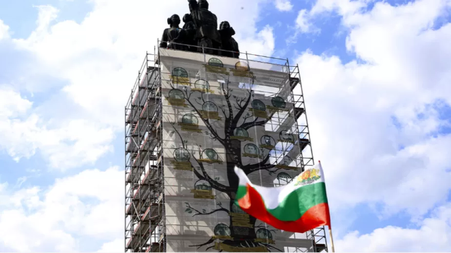 Sofya’da Sovyet Ordusu Anıtı Bulgaristan’ın Avrupa yolunu takip eden görsellerle kaplandı