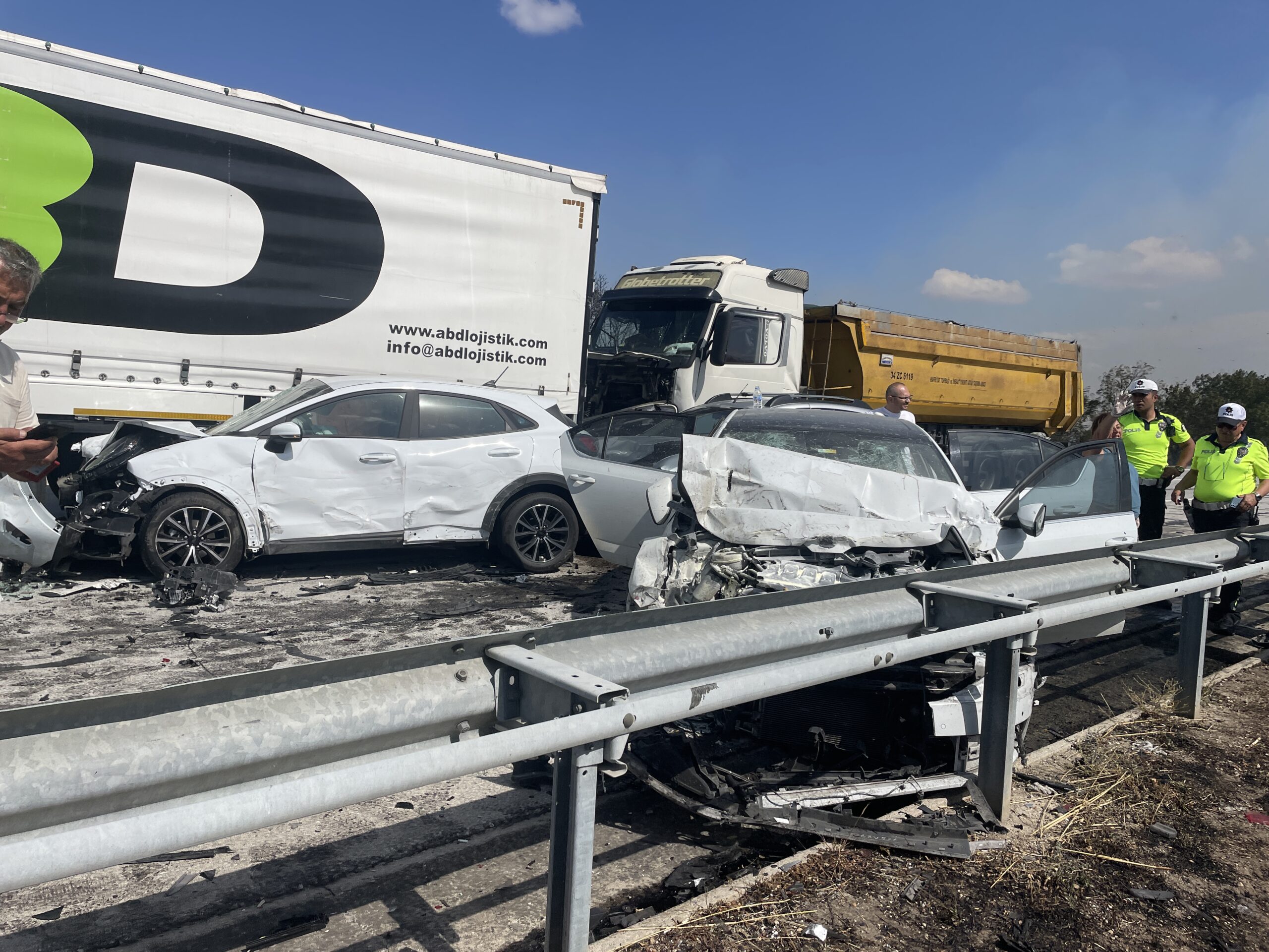 Edirne’de zincirleme kazada 2 kişi öldü, 35 kişi yaralandı