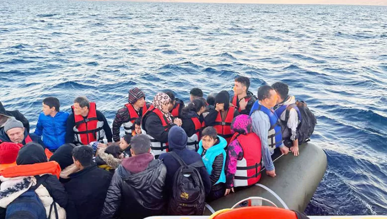 Çanakkale açıklarında 58 düzensiz göçmen yakalandı