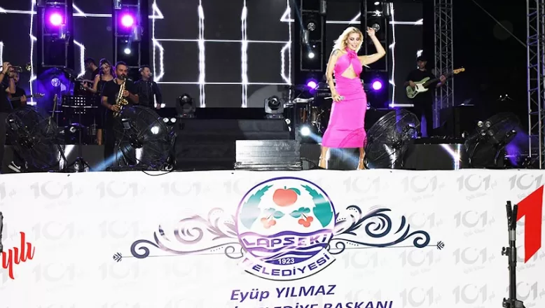 Şarkıcı İrem Derici Çanakkale’de konser verdi