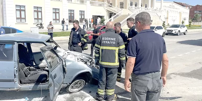 Edirne’de iki otomobilin çarpıştığı kazada 4 kişi yaralandı