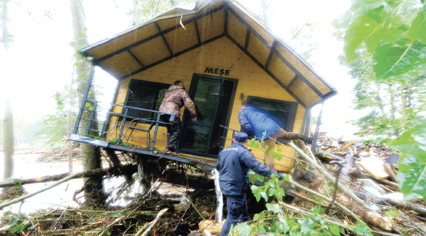Kırklareli’nde taşkın nedeniyle ormanda mahsur kalan 2 kişi kurtarıldı