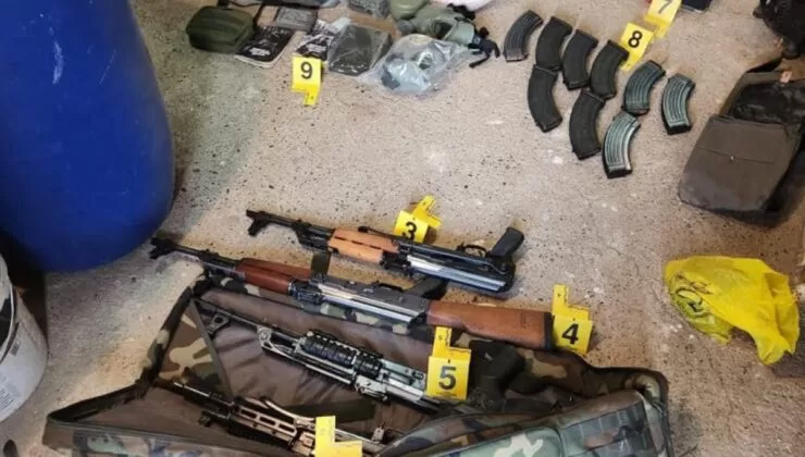 Kosova Polisi, Zveçan Belediyesinde çok miktarda silah ele geçirdi