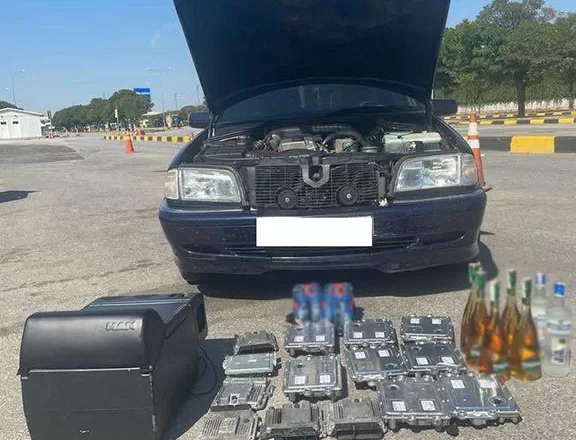 Edirne’de bir otomobilde araç parçaları ve kaçak içki ele geçirildi