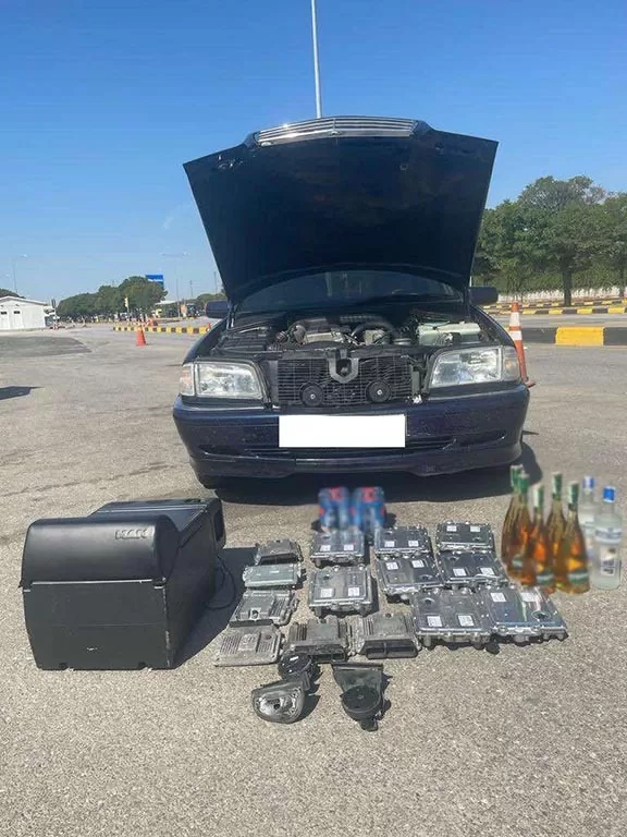 Edirne’de bir otomobilde araç parçaları ve kaçak içki ele geçirildi