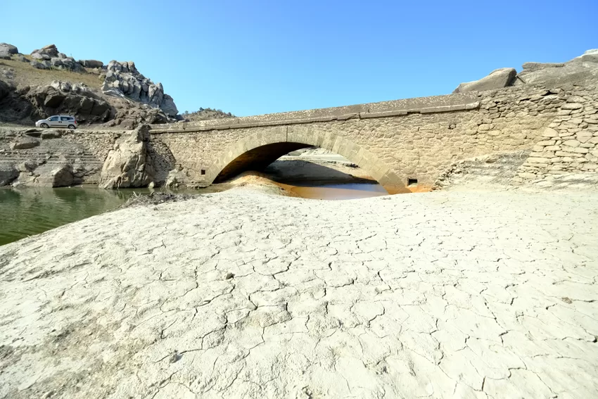 Kırklareli’nde baraj suyu çekilince Çağlayan Köprüsü ortaya çıktı