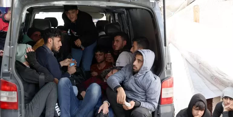 Edirne’de polisten kaçan minibüste 23 düzensiz göçmen yakalandı