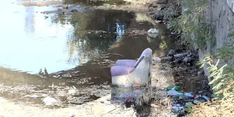 Tunca Nehri’ne atılan çöpler kirliliğe neden oldu