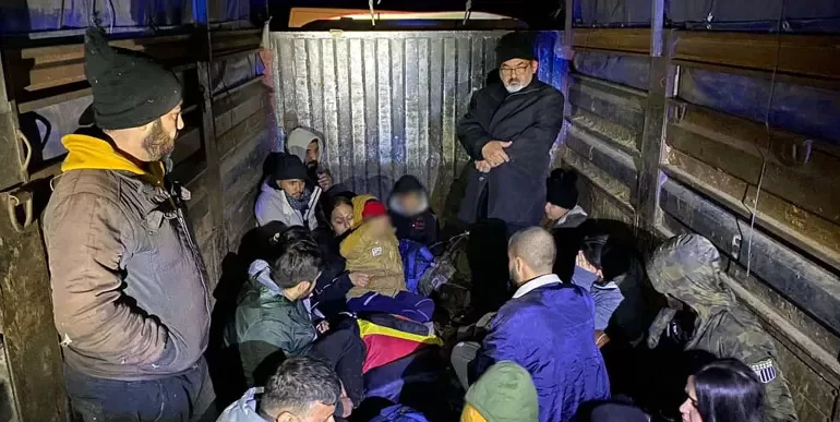Edirne’de kamyon kasasında 17 düzensiz göçmen yakalandı