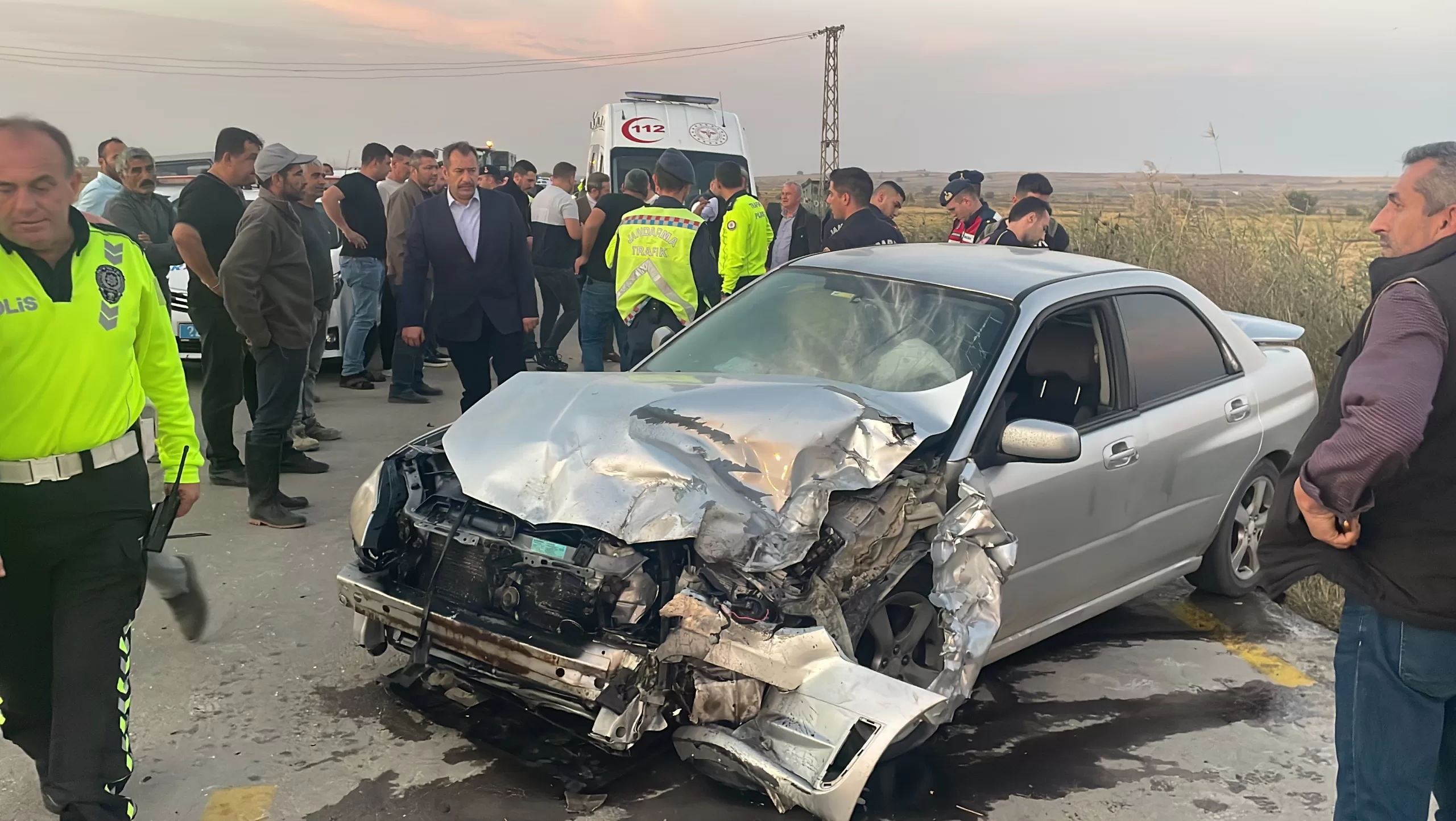 Edirne’de şüphelileri kovalarken traktörle çarpışan araçta 2 polis yaralandı