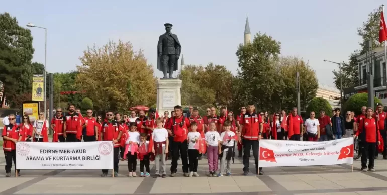 Edirne’de öğretmenler “Cumhuriyet yürüyüşü” düzenledi
