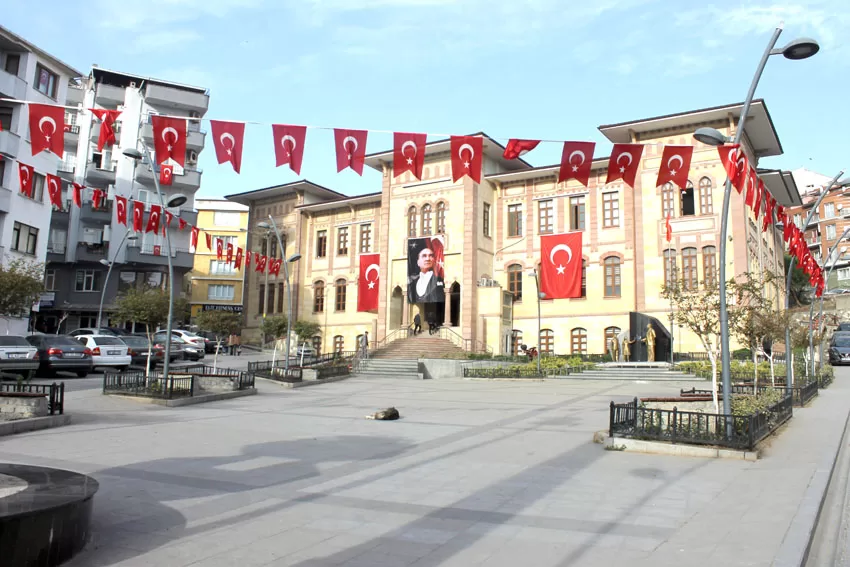 Çanakkale Biga’da cadde ve sokaklar Türk bayraklarıyla donatıldı
