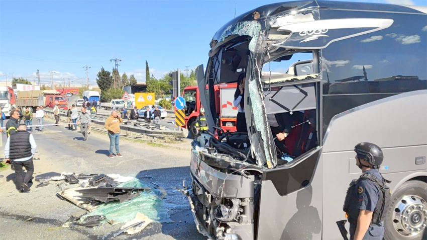 Otobüsle TIR’ın çarpıştığı kazada 6 kişi yaralandı