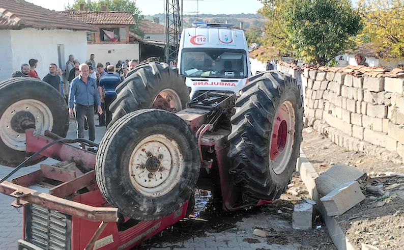 Kırklareli’nde traktörün devrilmesi sonucu 2 kişi yaralandı
