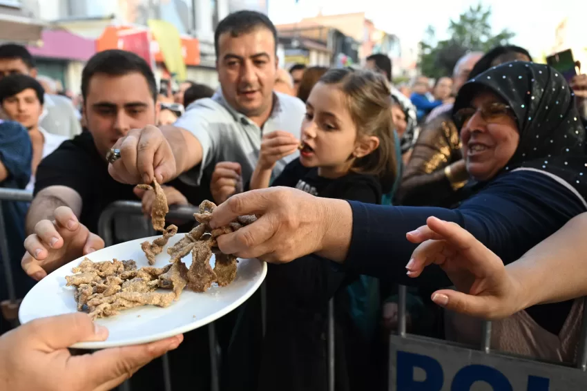 Edirne’deki festivalde vatandaşlara 1 ton 100 kilo tava ciğeri ikram edildi