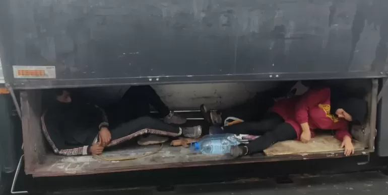 İpsala Sınır Kapısı’nda tır dorsesinin yemek dolabına gizlenmiş 4 düzensiz göçmen yakalandı