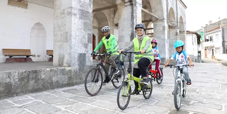 Edirne’de imam ve ailesi bisiklet sürmeyi yaşam biçimine dönüştürdü