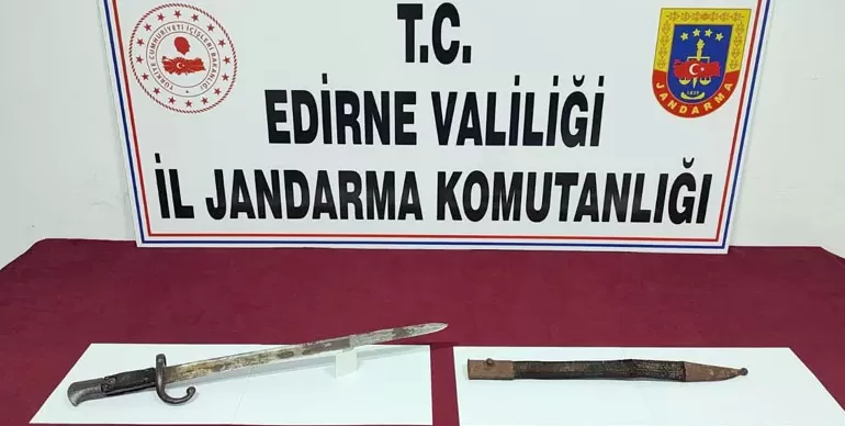 Edirne’de Jandarma, 150 yıllık kılıcı satışa çıkarmayı planlayan şüpheliyi yakaladı