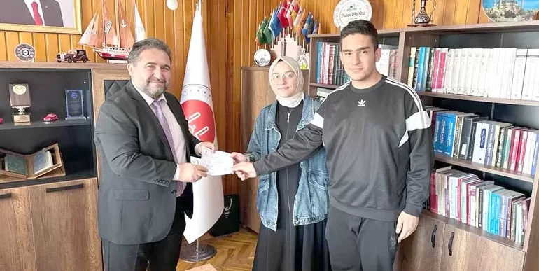 Edirne’de öğrenciler kermesten elde edilen gelirini Filistin için bağışladı