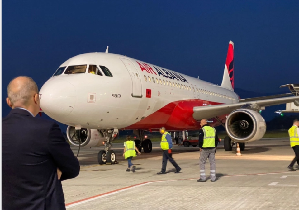 Arnavutluk, Makedonya ve Kosova vatandaşı 40 kişi İsrail’den özel bir uçakla Tiran’a geldi