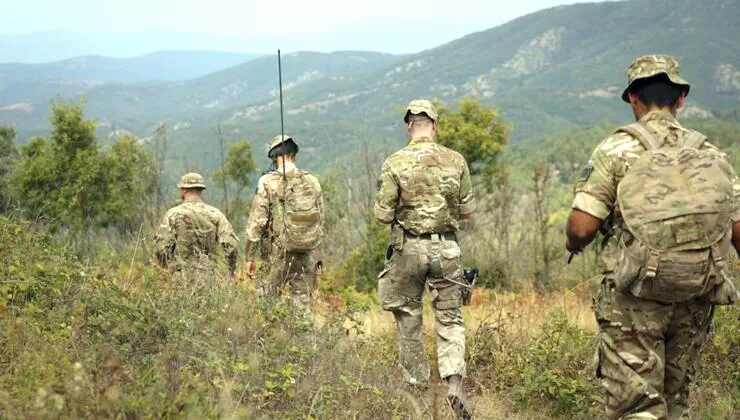 İngiliz askerleri Kosova’nın kuzeydeki sınır hattında devriyeye başladı