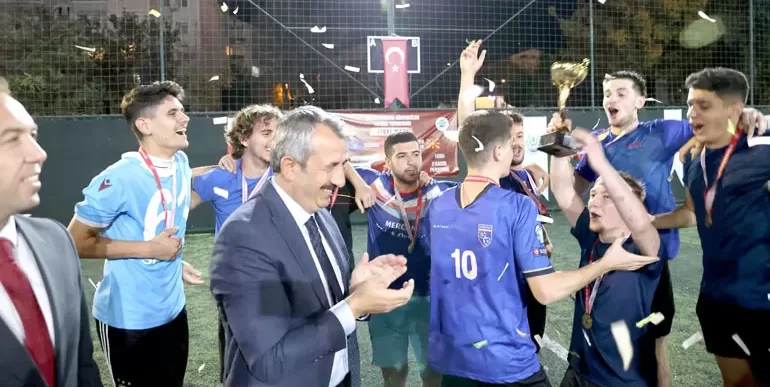 Edirne’de uluslararası öğrencilerin futbol turnuvasını Kosovalı öğrencilerin takımı kazandı