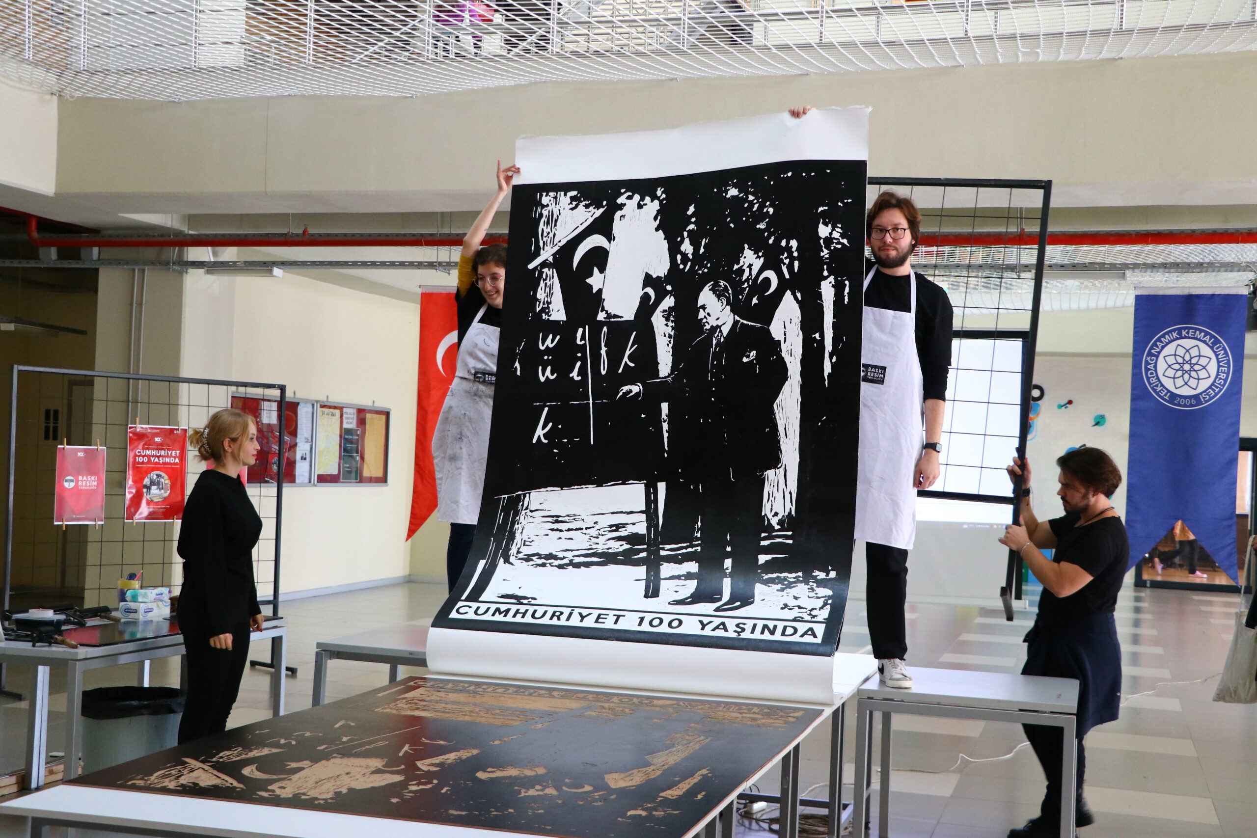 Tekirdağ’da üniversite öğrencileri Büyük Önder Atatürk’ün kara tahta önündeki fotoğrafını ahşaba işledi