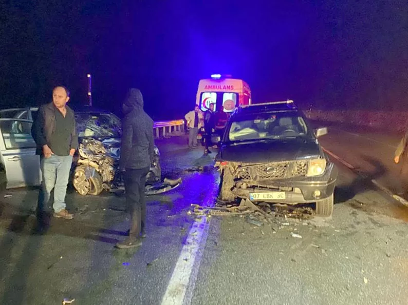 Kırklareli’nde otomobil ile kamyonetin çarpıştığı kazada 3 kişi öldü, 2 kişi yaralandı