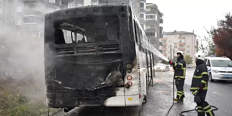 Edirne’de park halindeki otobüs yandı