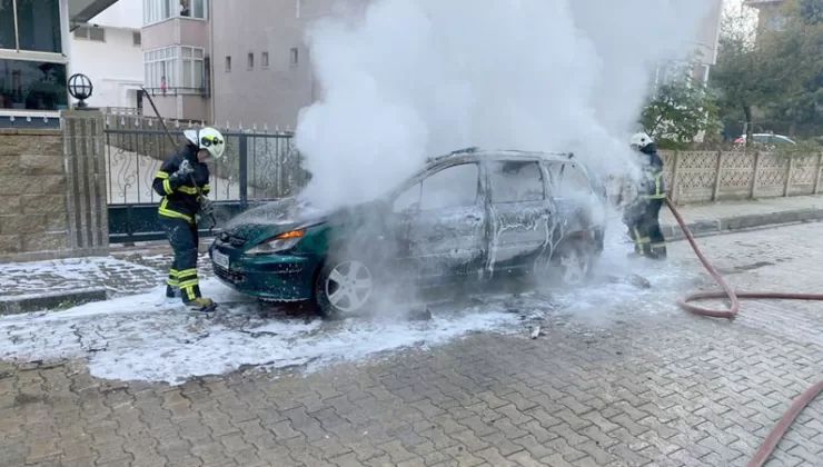 Bulgar plakalı otomobil alev alev yandı