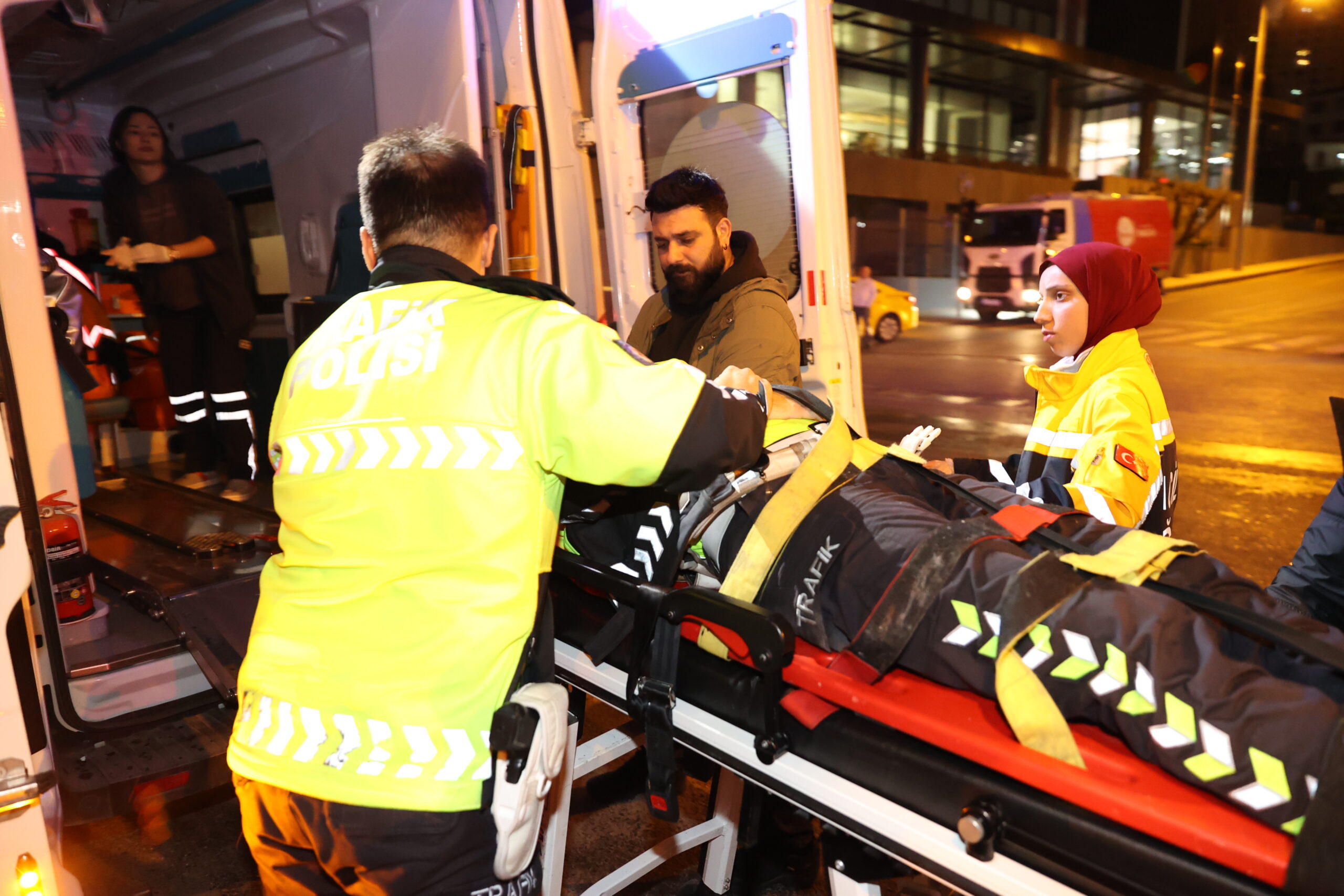 İstanbul’da kaza yerinde görev yapan polis, bir aracın çarpması sonucu ağır yaralandı