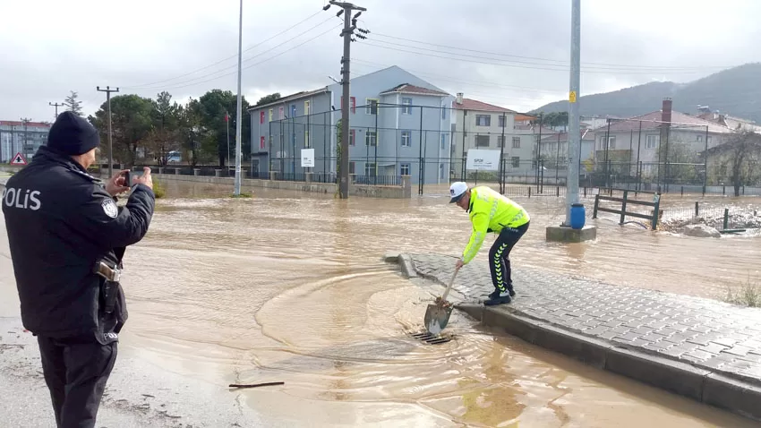 Çanakkale’de iki dere taştı, yollar su altında kaldı