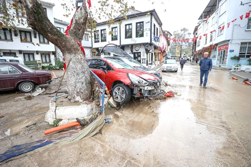 Şiddetli yağış Bursa’nın turistik bölgesi Tirilye’yi vurdu