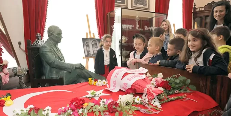 Atatürk Odası ziyaretçi akınına uğruyor