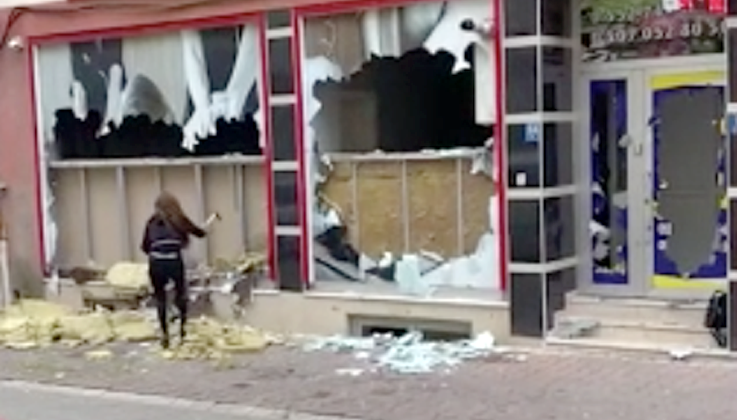 Eski patronuna kızan kadın keserle güzellik merkezinin camlarını kırdı