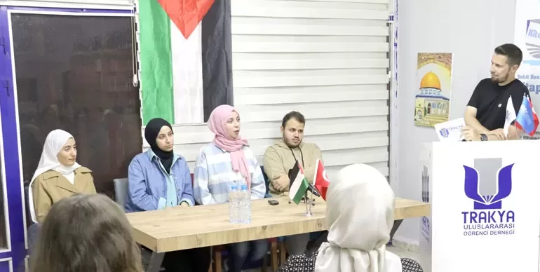Filistinli öğrenciler aileleri için dua ediyor