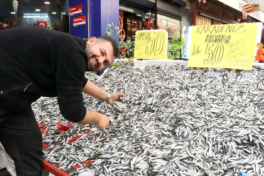 Hamsinin fiyatı 50 liraya düştü