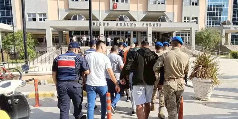 Edirne’de 481 düzensiz göçmen ile 11 göçmen kaçakçısı yakalandı