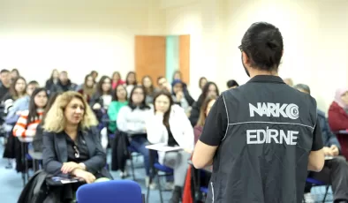 Edirne’de “narkorehber” üniversitelilere bağımlılıkla mücadeleyi anlattı