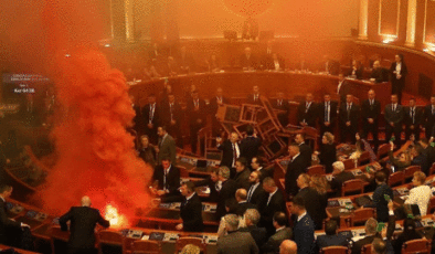 Arnavutluk’ta meclis karıştı