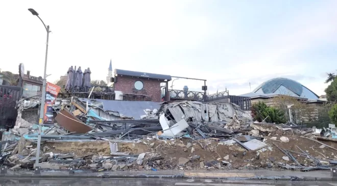 İBB Üsküdar sahilinde kaçak olduğu gerekçesiyle bir kafenin yıkımını yaptı