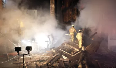 İstanbul Beyoğlu’nda ahşap bina alev alev yandı