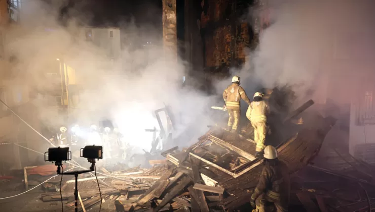İstanbul Beyoğlu’nda ahşap bina alev alev yandı