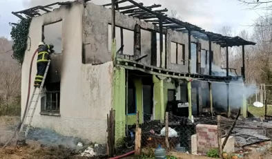 Kırklareli’nde iki katlı ev çıkan yangın sonucu kullanılamaz hale geldi