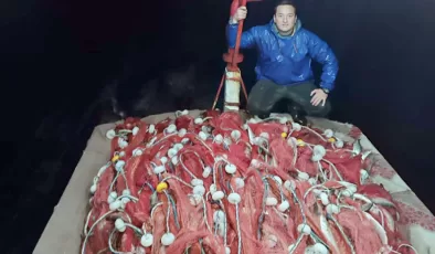 Gelibolu’dan tekneyle denize açılan balıkçılar yaklaşık 1500 lüfer avladı